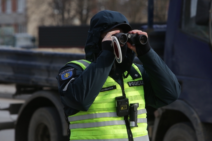 Įspėja: reidų metu pareigūnai budi prie ugdymo įstaigų ir tikrina, ar pėstieji bei vairuotojai laikosi Kelių eismo taisyklių.