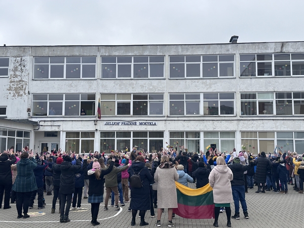 Tradicija: septintus metus iš eilės „Gilijos“ pradinės mokyklos bendruomenė masiniu šokiu paminėjo Nepriklausomybės atgavimo dieną.