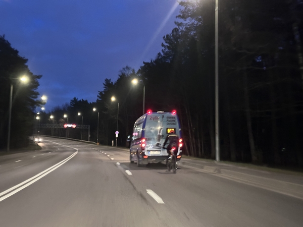 Pavojinga: kai kurie dviratininkai stengiasi važiuoti paskui didesnes transporto priemones, kad sumažintų oro pasipriešinimą.