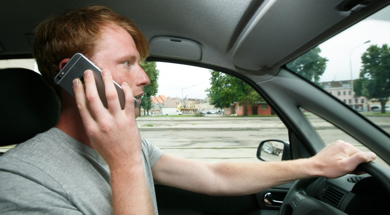 Telefoną ir vairavimą lietuviai vis dar derina
