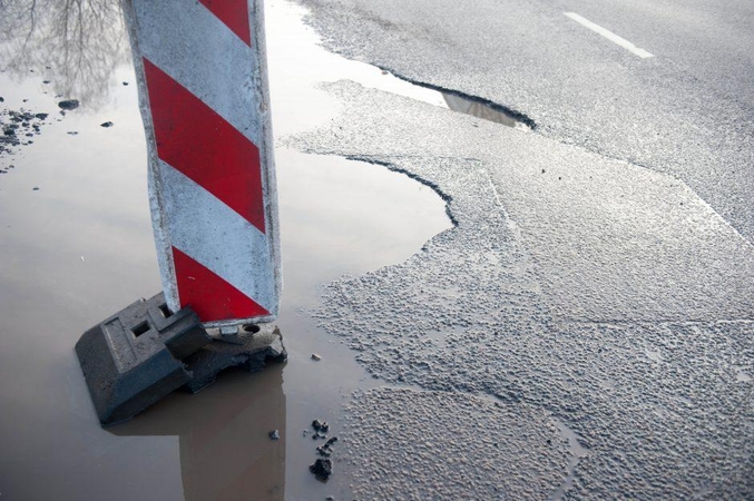 Duobės keliuose: fizikos dėsnių nulemtas galvos skausmas vairuotojams