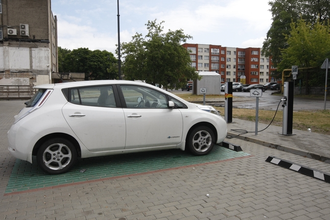 Elektromobilių įkrovimo stotelės uostamiestyje liks nemokamos