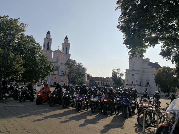 Motociklų mėgėjai pradžiugino dienos centro vaikus