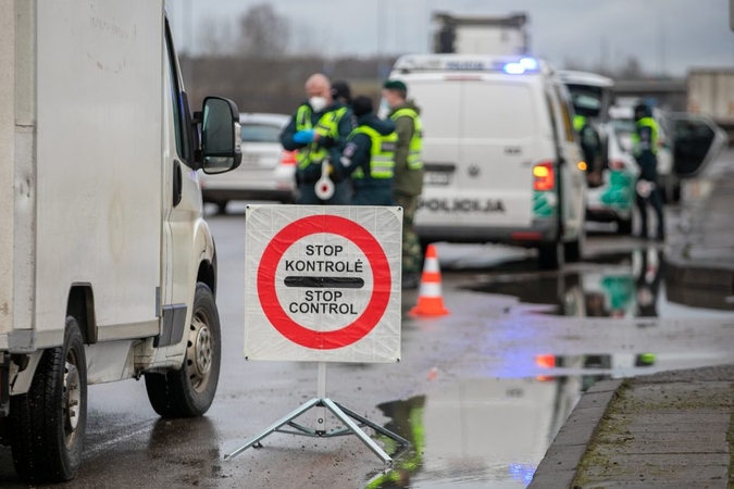 Judėjimo kontrolė bus vykdoma pagrindiniuose keliuose, bus leidžiama vykti aplinkkeliais