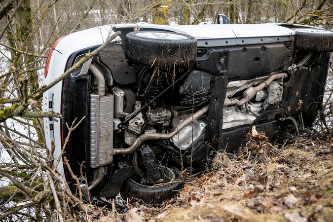 Kaune nuo kelio nuvažiavo ir apvirto automobilis: kalta sveikata ar posūkis?
