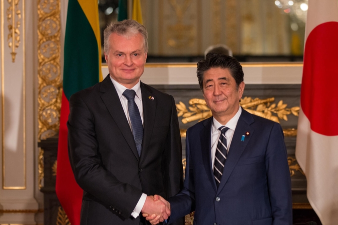 Gitanas Nausėda ir Shinzo Abe