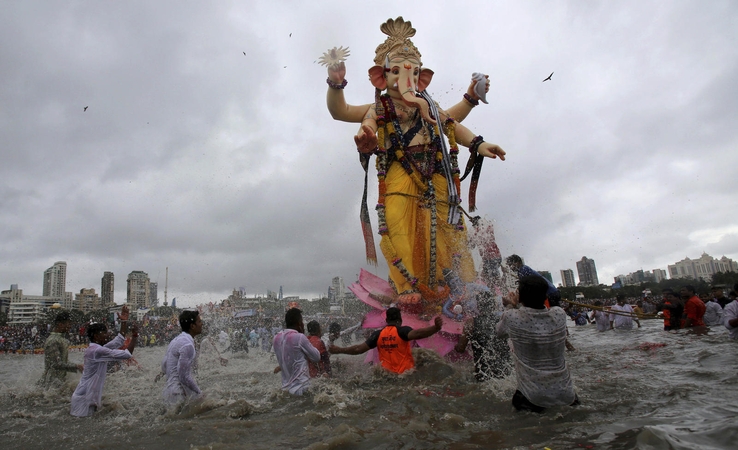 Indijoje per hinduistų apeigas nuskendo daugiau kaip 30 maldininkų