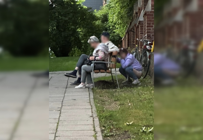 Įamžino: praeiviai užfiksavo, kaip moteriškė pritūpė viešoje vietoje, prie bažnyčios tvoros.