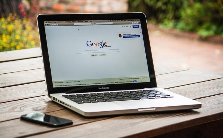 Europoje internetu drąsiausiai perkamas draudimas, labiausiai vengiama skolintis