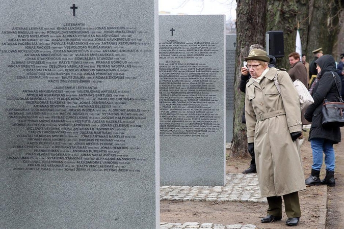 Atidengtas gyvuosius įpareigojantis paminklas