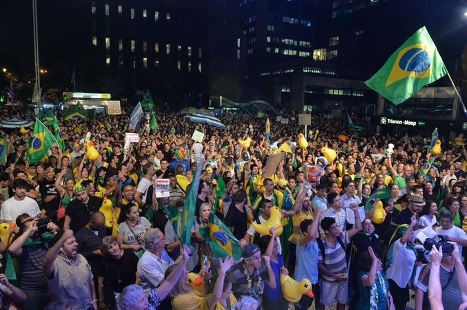Brazilijoje tęsiasi masinės demonstracijos dėl prezidentės