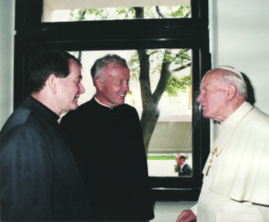 Pokalbis: jau sugrįžęs į Lietuvą J.Juraitis (centre) Kaune, arkivyskupijos kurijoje, susitiko su popiežiumi Jonu Pauliumi II.