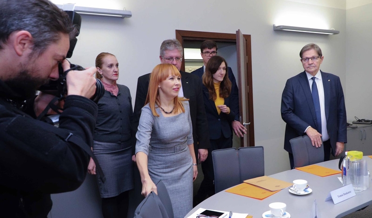 Vyriausybė siūlo partijų susitarimą dėl mokytojų algų kėlimo, derybos ŠMM atidėtos 