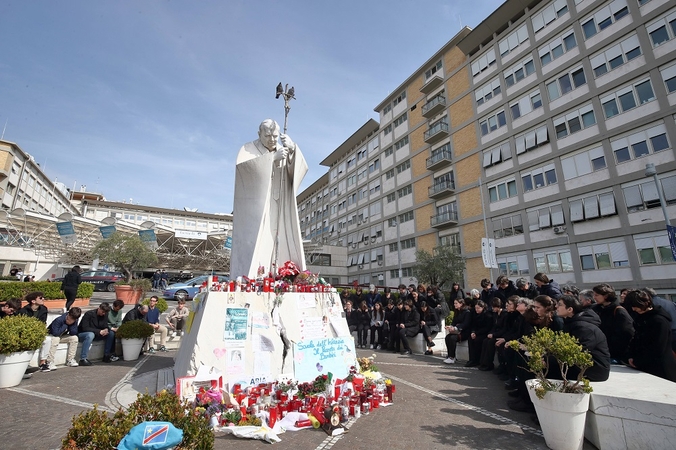 Vatikanas: popiežiaus Pranciškaus būklė išlieka stabili