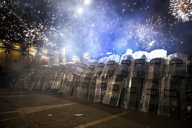 Sakartvelo policija vėl panaudojo ašarines dujas ir vandens patrankas prieš protestuotojus