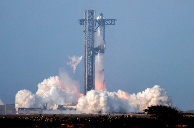Grįždama į Žemę subyrėjo Musko raketa