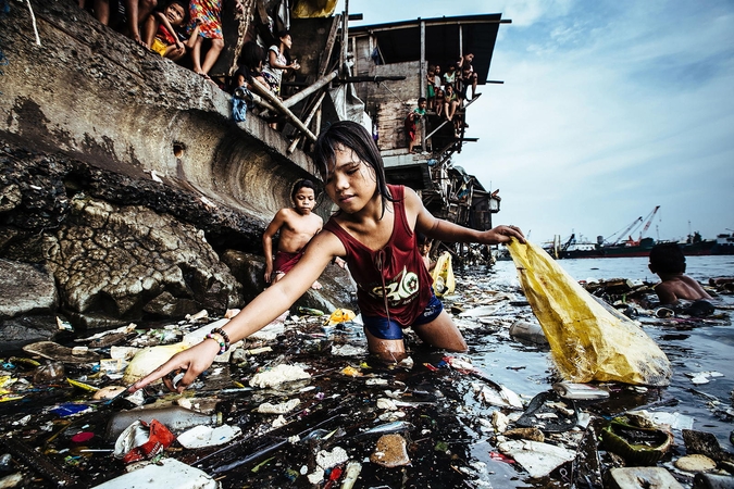 UNICEF Metų nuotraukoje – plastiko šiukšles renkanti mergaitė