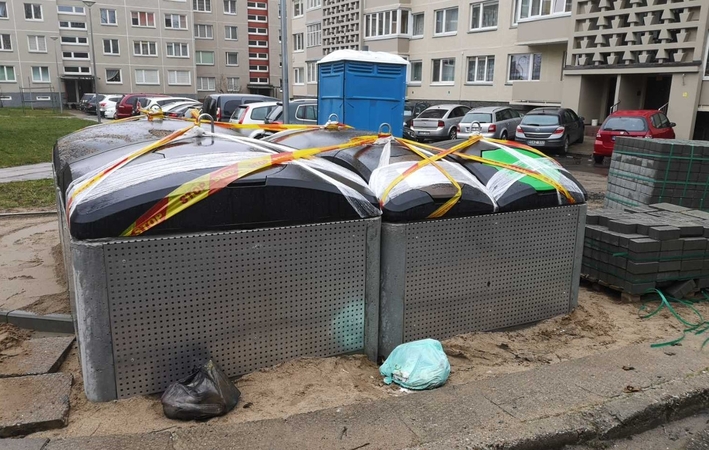 Palikdami atliekas šalia dar nenaudojamų konteinerių gyventojai rizikuoja gauti baudą iki 600 eurų.
