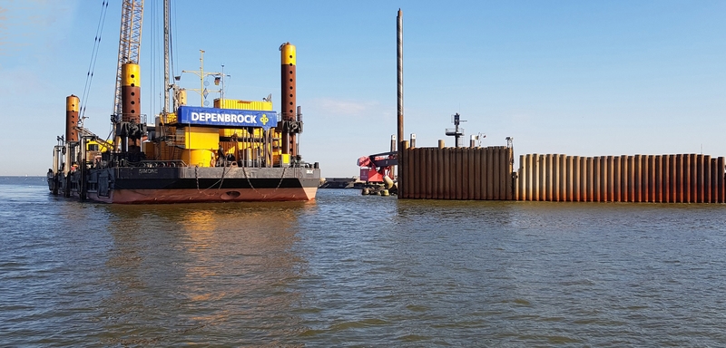 Procesas: "Depenbrock Ingenieurwasserbau" technika dalį įlaidų prie šiaurinio molo sukalė, o kitą dalį sustabdė atrasti dideli rieduliai.
