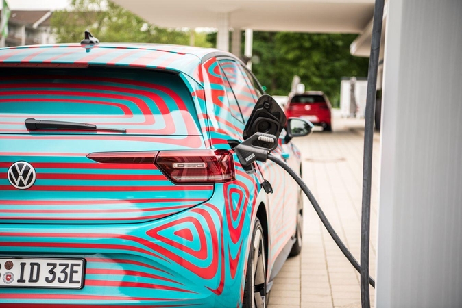Grėsmė elektromobilių ateičiai: gali trūkti kobalto