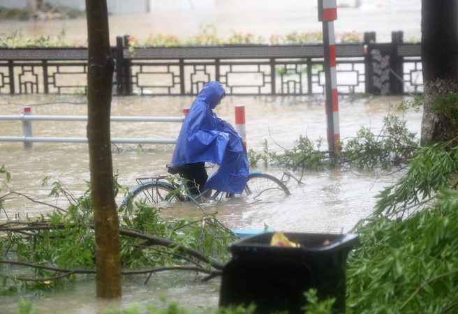 Kinijoje supertaifūnas pareikalavo mažiausiai 13 gyvybių