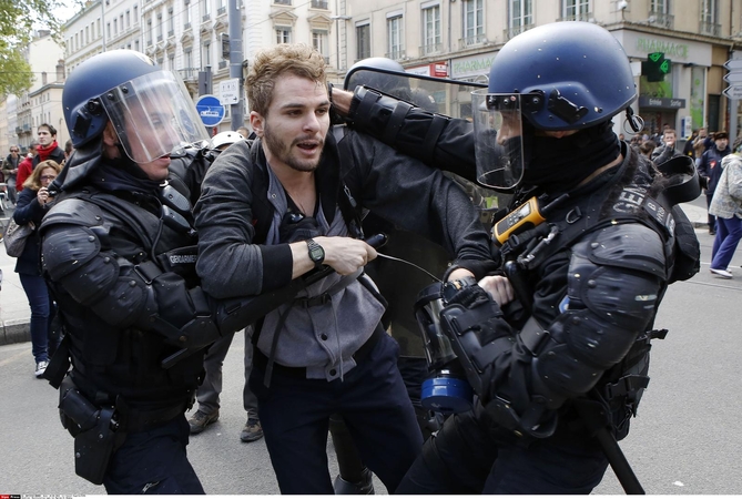 Paryžiuje tęsiasi demonstrantų ir policijos susirėmimai