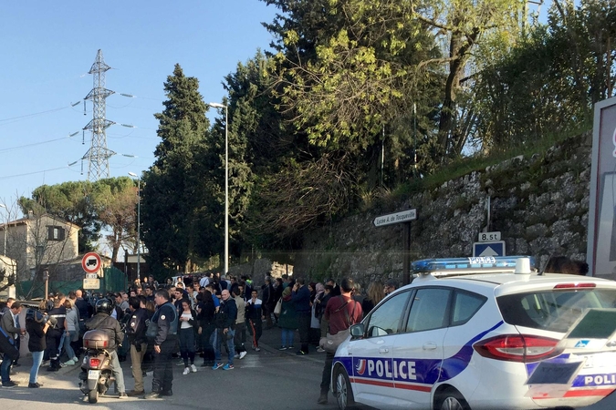 Prancūzijos mokykloje buvo pašauti keturi žmonės: du įtariamieji suimti