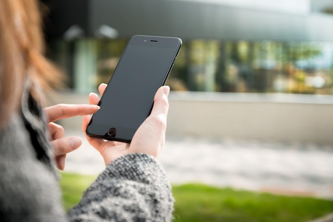 Vyriausybė nepritaria draudimui pėstiesiems perėjose kalbėti telefonais