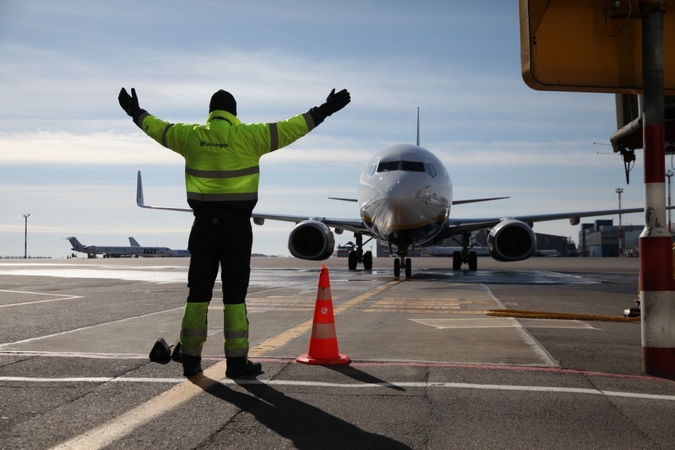 Aviacija dirbti traukia ne tik romantika, bet ir augančiais atlyginimais