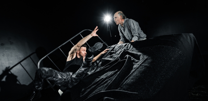 Scena iš spektaklio „Kai kurios erelių rūšys“ (rež. I. Reklaitis)