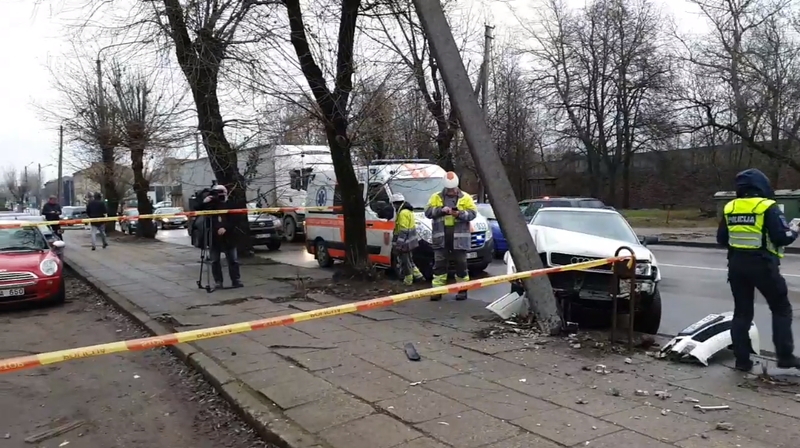 Avarija sostinėje: „Audi“ rėžėsi į stulpą