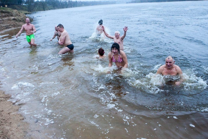 Sveikuoliai nėrė į ledinį Nemuną