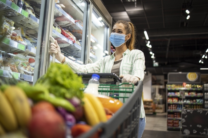 Apklausa: Lietuvos pirkėjai planuoja apsipirkimus, parduotuvėse lankosi rečiau ir perka daugiau