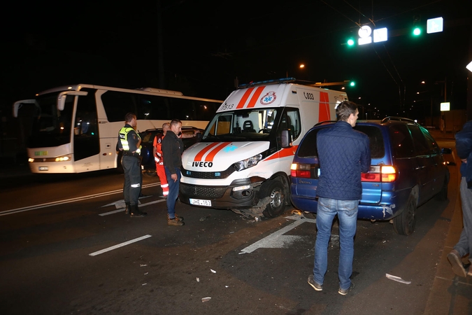 Skubėję medikai A. Juozapavičiaus prospekte susidūrė su trimis automobiliais