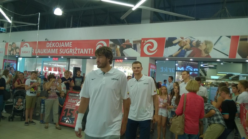 Sporto aistruoliai televizorius pirko iš krepšininkų rankų