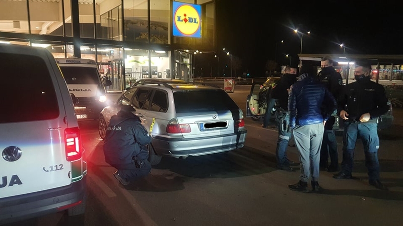 Prie „Lidl“ parduotuvės – pareigūnų sujudimas: automobilis buvo peršautas iš keršto? 