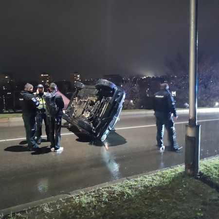 Prie Varnių tilto nuo kelio nuslydo ir apsivertė „Mercedes-Benz“ 