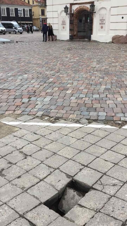 Rotušės aikštės viduryje įsmuko grindinio plytelės