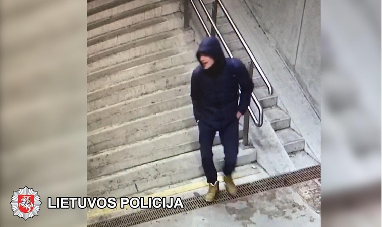Policija prašo atpažinti jaunuolį, galimai padariusį nusikalstamą veiką