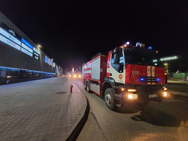 Į Jonavos gatvę skubėjo gausios ugniagesių pajėgos, medikai, policija