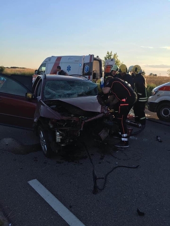 Vilniaus rajone susidūrus automobiliams žuvo moteris, sužeisti šeši žmonės