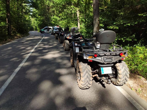 Policijos reidas: išaiškinti žmonės, keturračiais niokoję gamtą