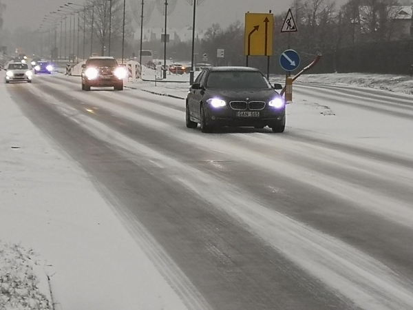 Klaipėdiečiai po pirmojo šaltuko keiksnoja kelininkus