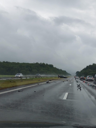 Žemaitijoje, tarp Vėžaičių ir Rietavo viadukų, į atitvarus rėžėsi BMW