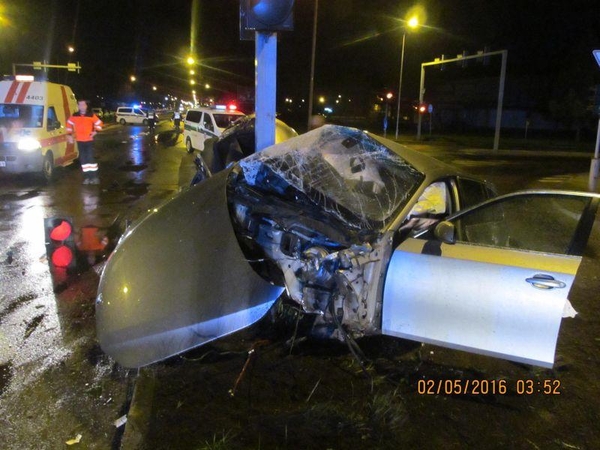 Šiauliuose į stulpą trenkėsi girto vairuotojo automobilis