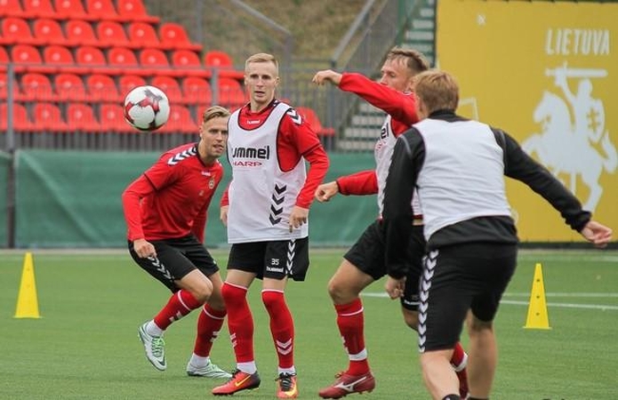 Į pirmą treniruotę Lietuvos futbolo rinktinė susirinko be nuostolių 