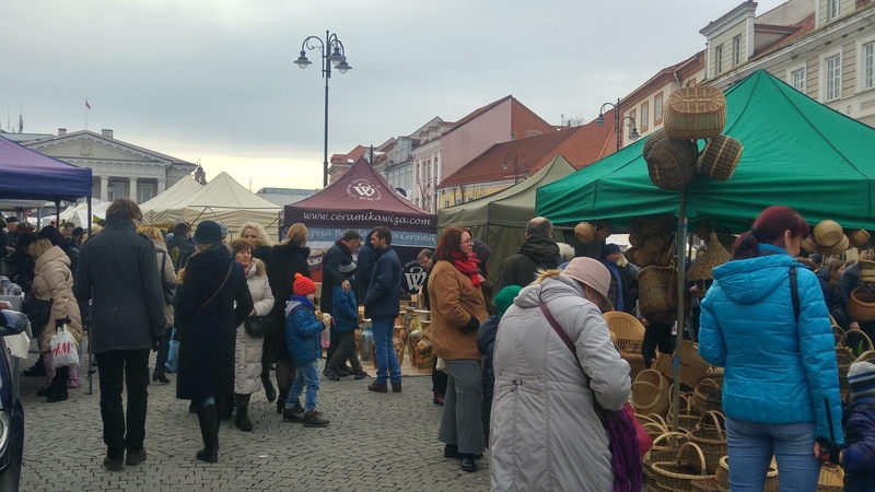Per šventes į Vilniaus senamiestį plūstantys žmonės į galerijas užeina retai