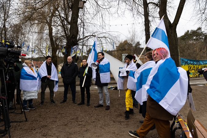 Vilniuje vyksta Rusijos opozicionierių mitingas – pristatytas protesto prieš karą Ukrainoje simbolis