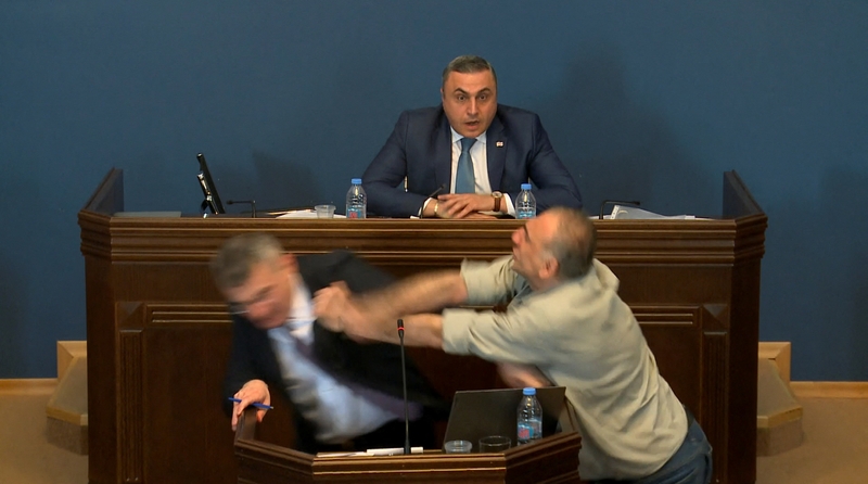 Sakartvelo parlamente kilo muštynės dėl „užsienio agentų“ įstatymo projekto