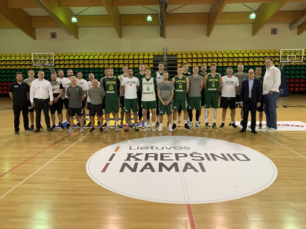 „Krepšinio namus“ aplankęs FIBA vadovas: tai visos Lietuvos krepšinio šeimos namai
